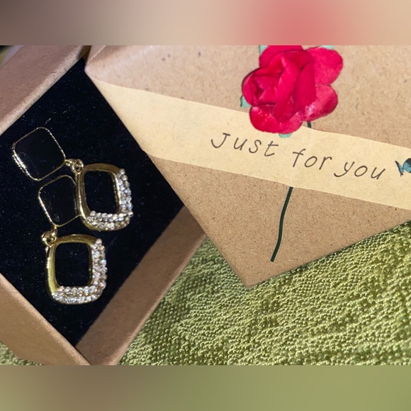 NWOT Elegant Black & Gold Pierced Earrings- Valentine’s Day,Birthdays,Christmas🎄 - Picture 6 of 16